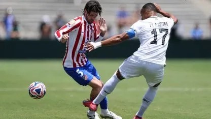 Duelo de Rodrigo de Paul  contra jugadopr del Botafogo, tercer partido del  mundial de clubes.